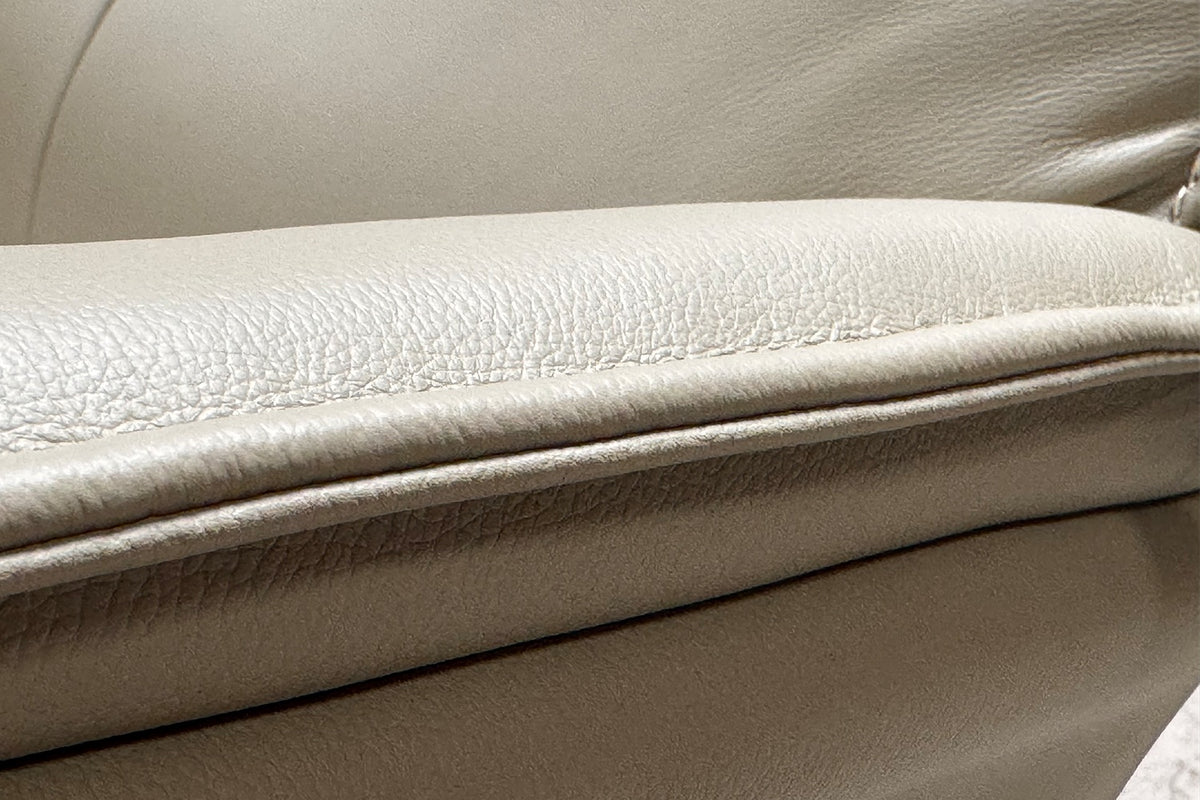 KAWOLA Relaxsessel JOSIANE Drehsessel Leder grau mit Hocker