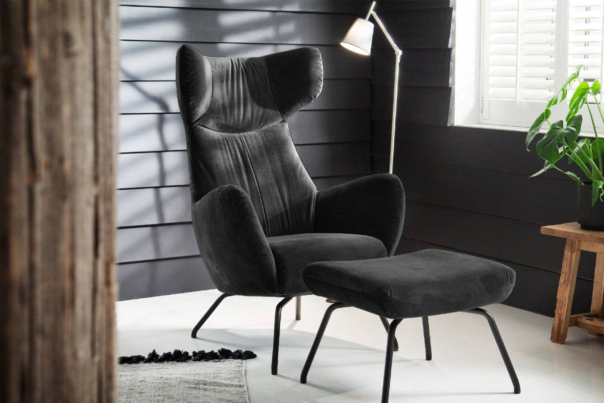 KAWOLA Sessel LOTTE Ohrensessel velvet schwarz mit Hocker