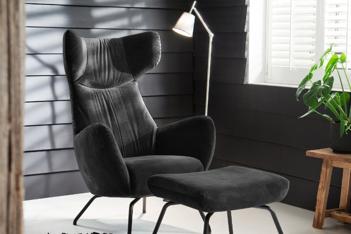 KAWOLA Sessel LOTTE Ohrensessel velvet schwarz mit Hocker