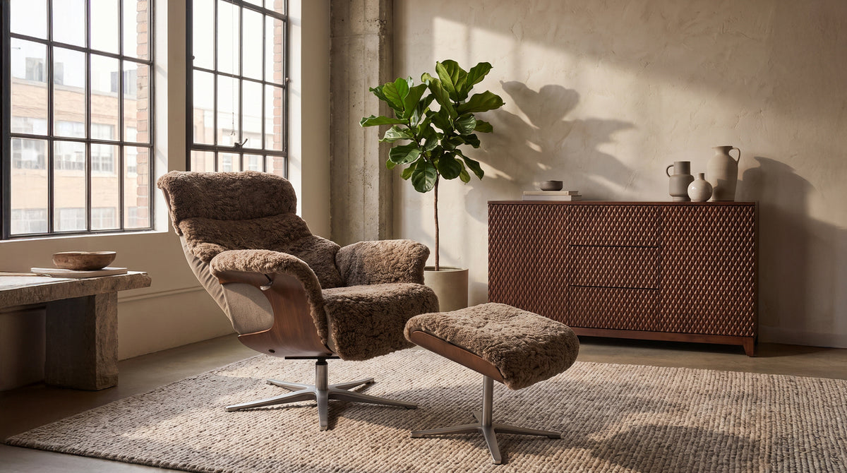 KAWOLA Sessel TOSAR Relaxsessel drehbar Schaffell grau mit Hocker