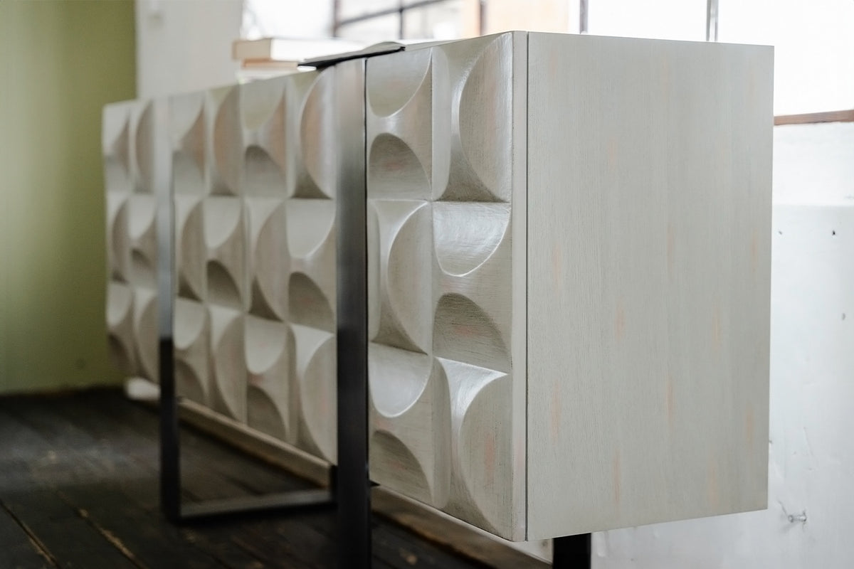 KAWOLA Sideboard MARGO 4 Türen Ulme furniert grau Fuß Edelstahl gebürstet