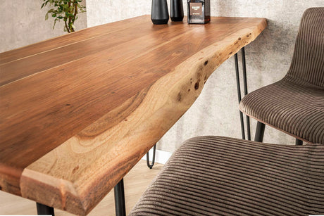 Holztisch mit Baumkante