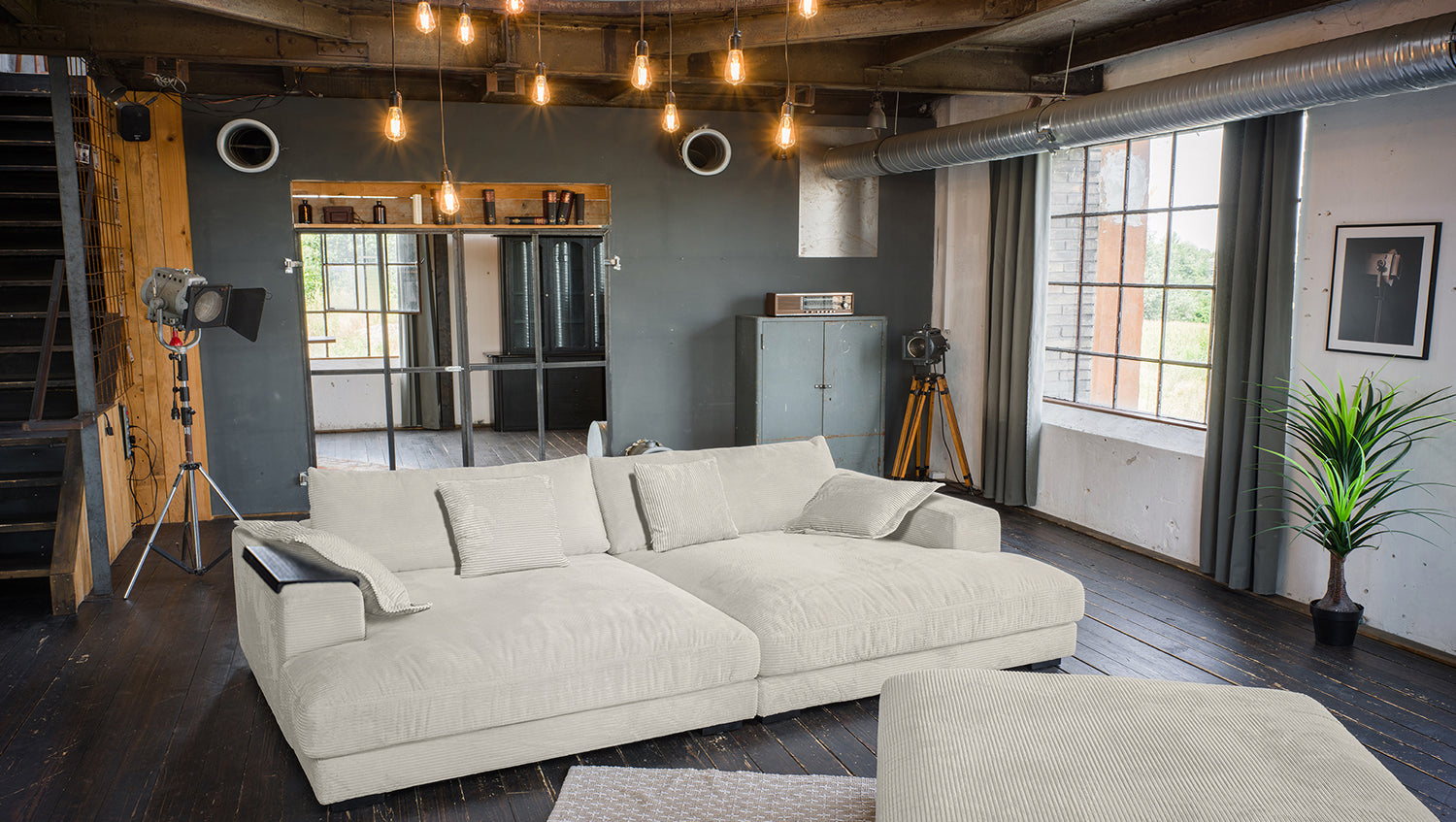 KAWOLA Big Sofa MADELINE Cord cremeweiß mit Hocker und 4 Zierkissen, mit Holztablett schwarz