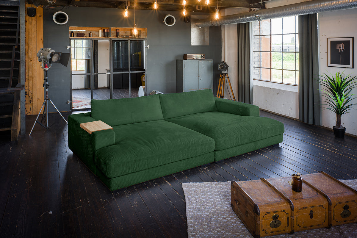 KAWOLA Big Sofa MADELINE Cord smaragd, 290 x 170, mit Holztablett natur