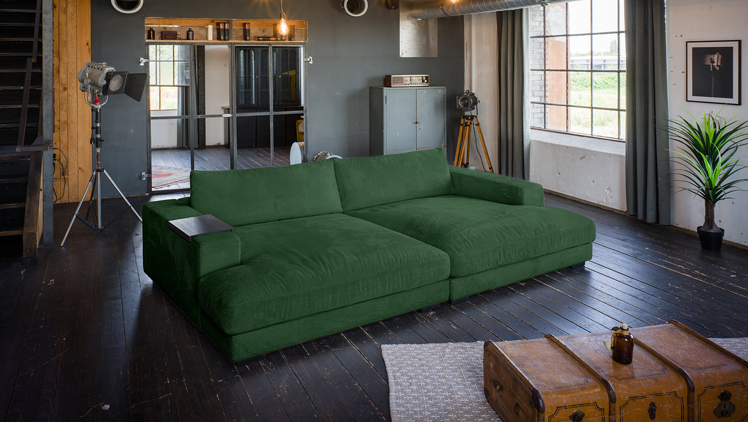 KAWOLA Big Sofa MADELINE Cord smaragd, 290 x 190, mit Holztablett schwarz