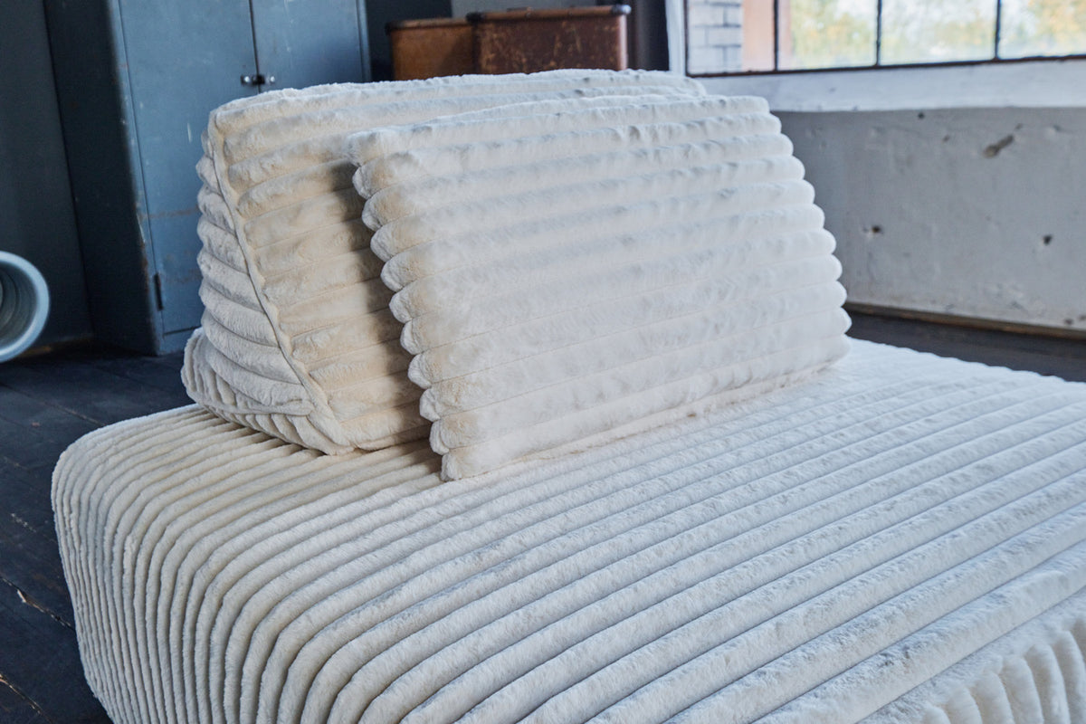 KAWOLA Hocker WIOLO SOFT Polsterhocker mit Rückenkissen Weicher Breitcord cremeweiß