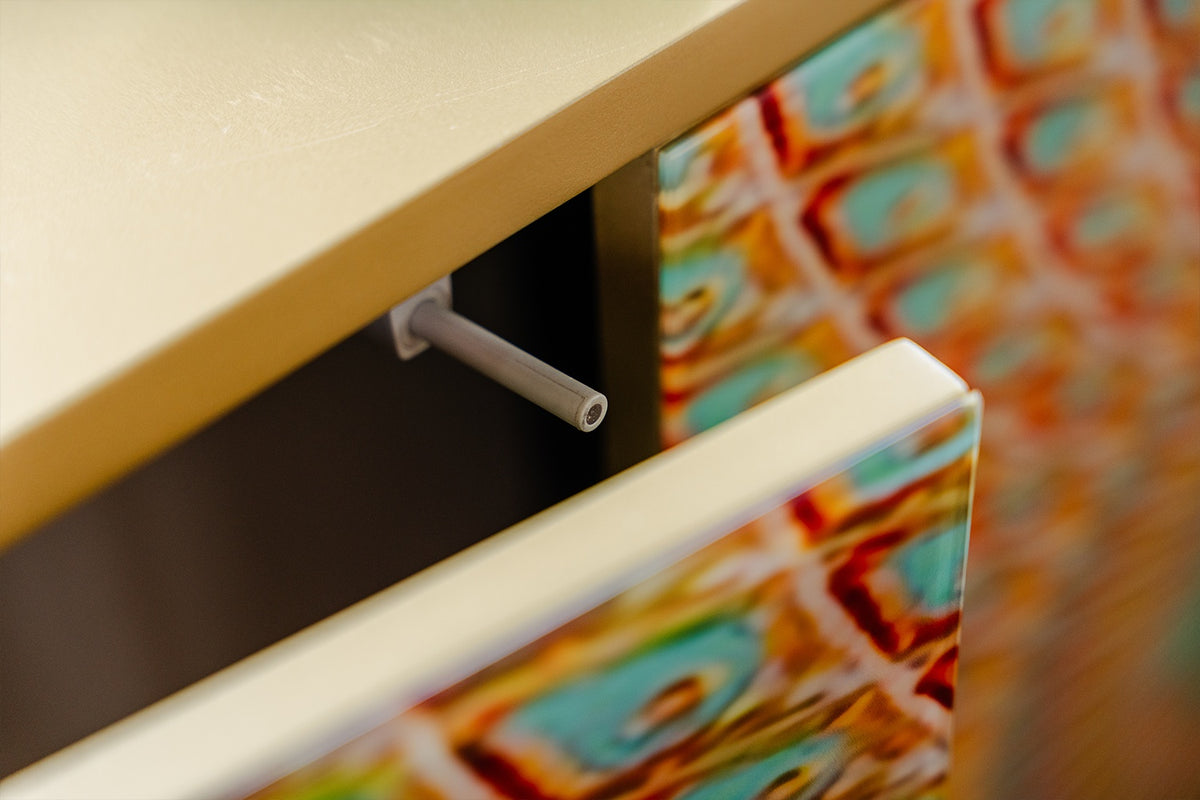 KAWOLA Lowboard LAGO TV-Board 2 Türen 2 Fächer Glas grün Fuß Edelstahl goldfarben