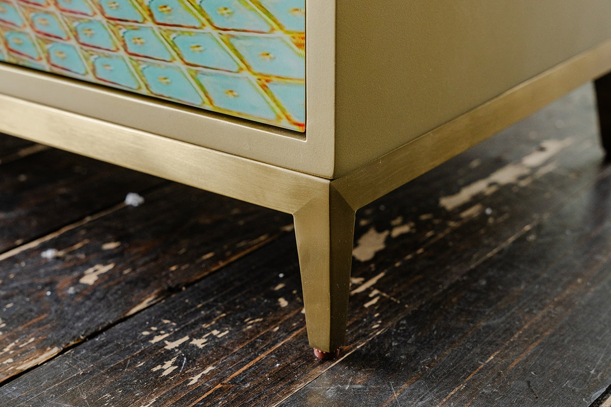 KAWOLA Lowboard LAGO TV-Board 2 Türen 2 Fächer Glas grün Fuß Edelstahl goldfarben