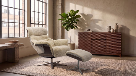 KAWOLA Sessel TOSAR Relaxsessel drehbar Schaffell beige mit Hocker