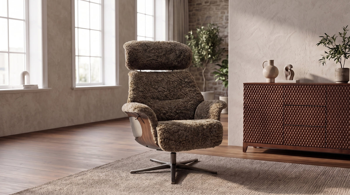 KAWOLA Sessel TOSAR Relaxsessel drehbar Schaffell grau mit Hocker