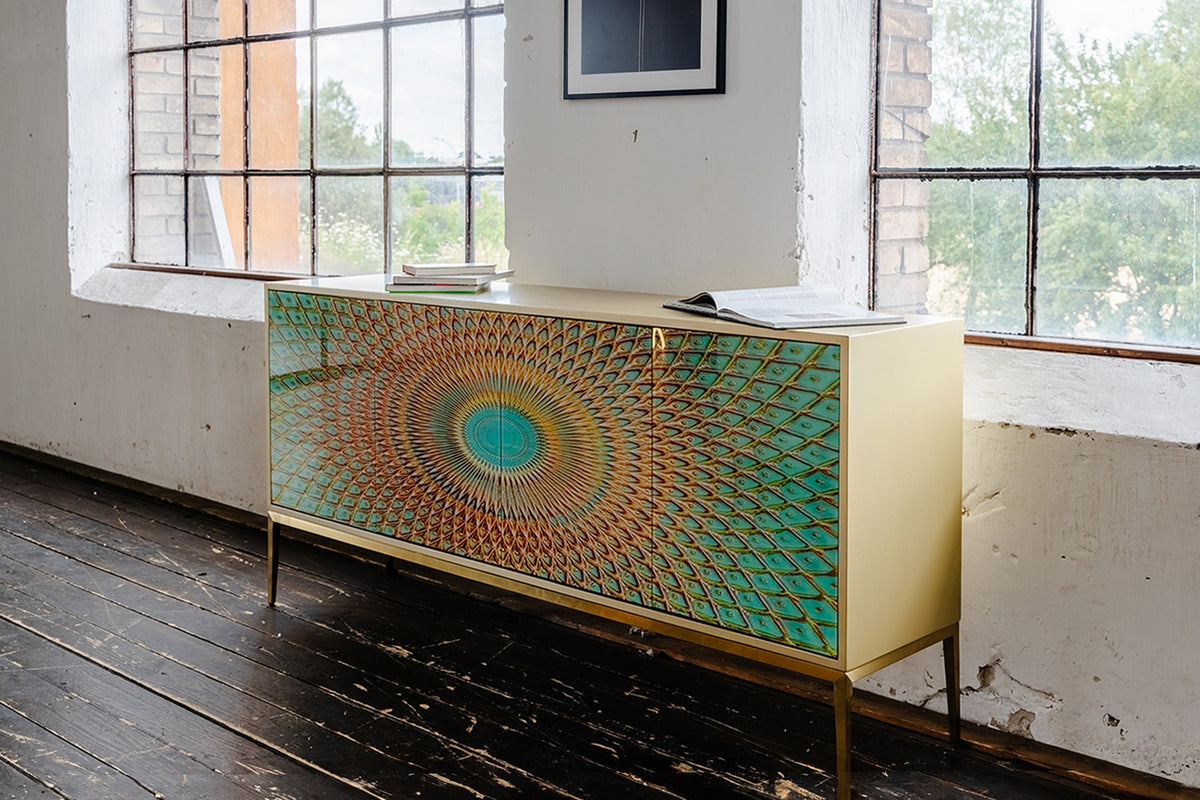KAWOLA Sideboard LAGO 4 Türen Glas grün Fuß Edelstahl goldfarben