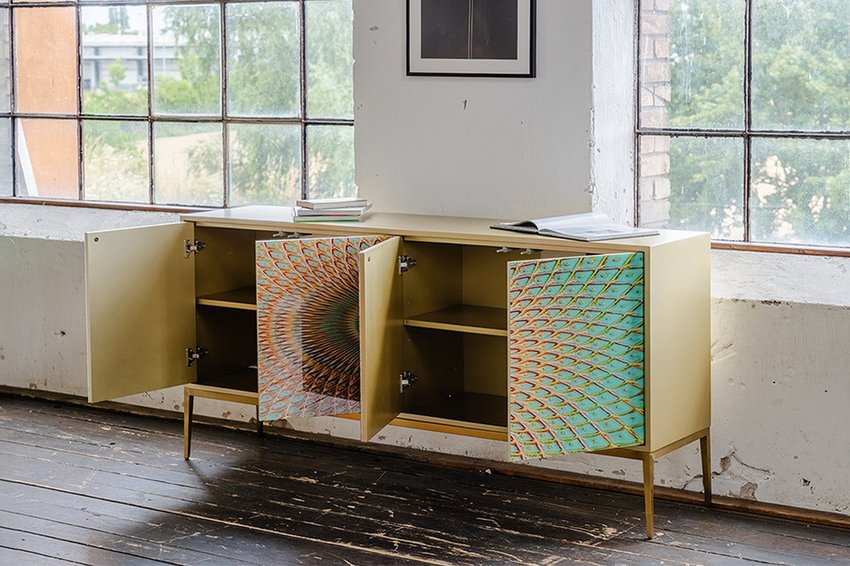 KAWOLA Sideboard LAGO 4 Türen Glas grün Fuß Edelstahl goldfarben