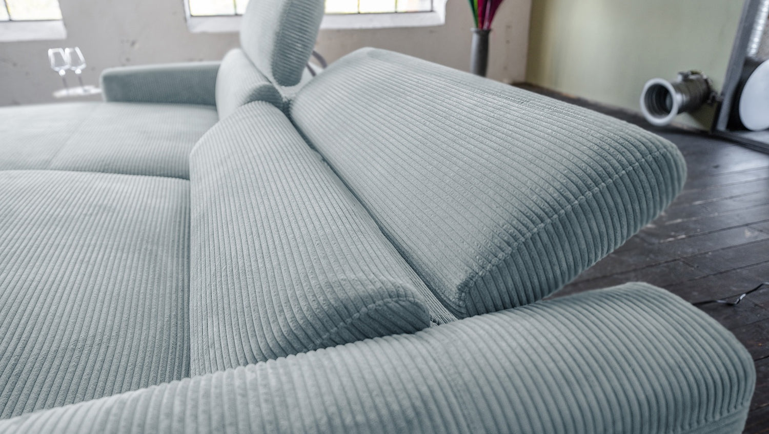 KAWOLA Sofa LAISKA Ecksofa Relaxfunktion teilmotorisch Cord hellblau
