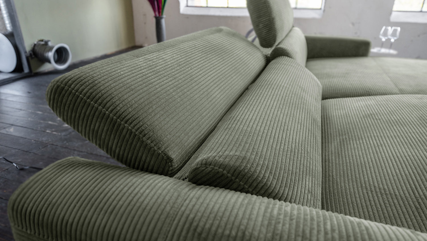 KAWOLA Sofa LAISKA Ecksofa Relaxfunktion teilmotorisch Cord olivgrün