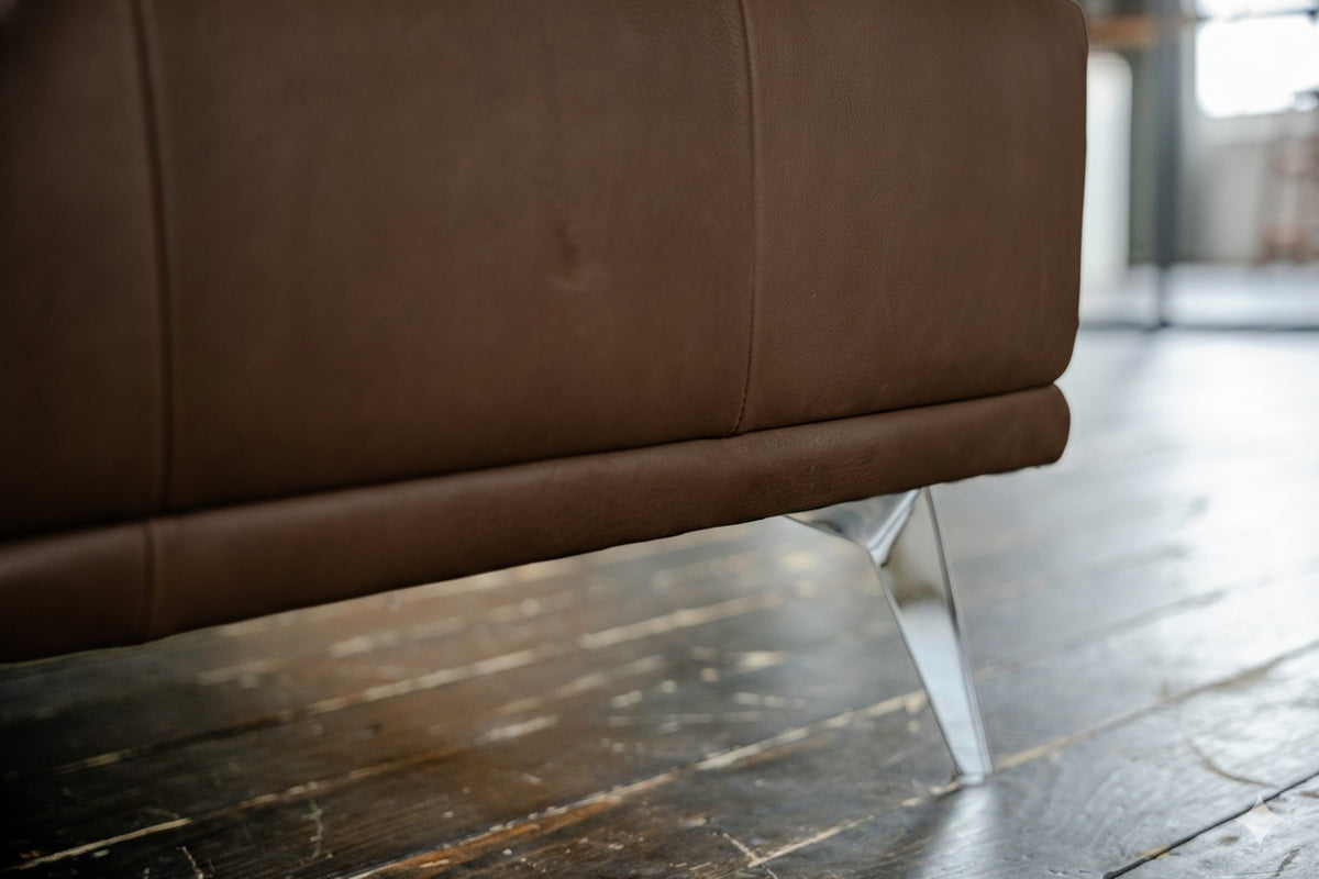 KAWOLA Sofa WIOLO Schlafsofa Daybed mit Hocker Leder dunkelbraun