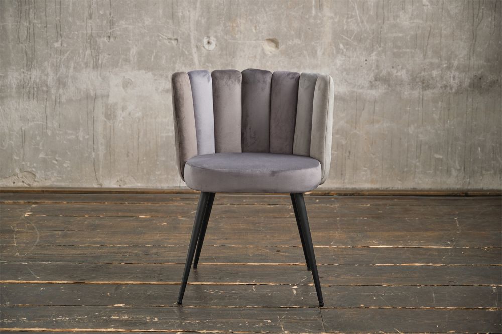 Silla KAWOLA Silla de comedor JADA Terciopelo gris pié negro