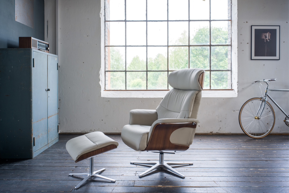 KAWOLA sillón TOSAR reclinable giratorio cuero gris con puf