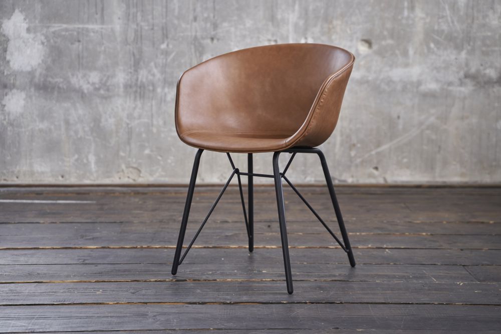 KAWOLA DANI silla de comedor de cuatro patas de imitación de cuero coñac