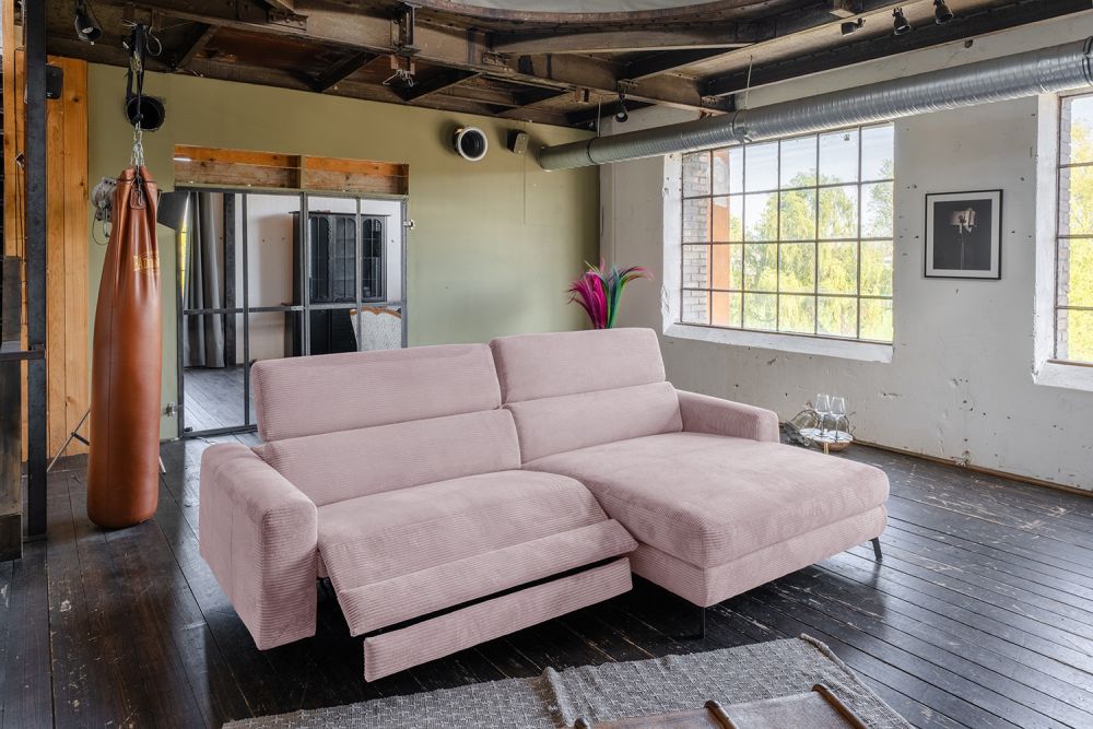 KAWOLA Sofá de esquina LAISKA función relax semi-motorizado pana rosa