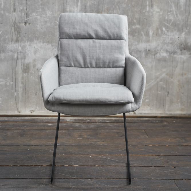 B-Ware KAWOLA silla VINCE silla de comedor tela gris claro base trineo negro