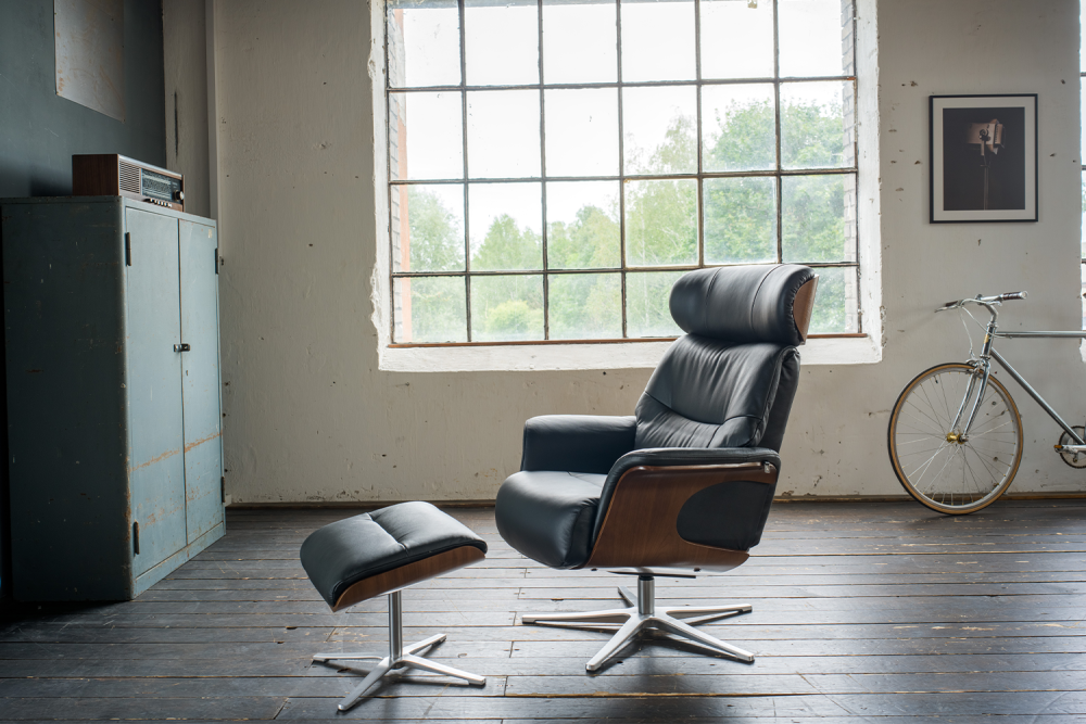 KAWOLA sillón TOSAR reclinable giratorio cuero negro con puf