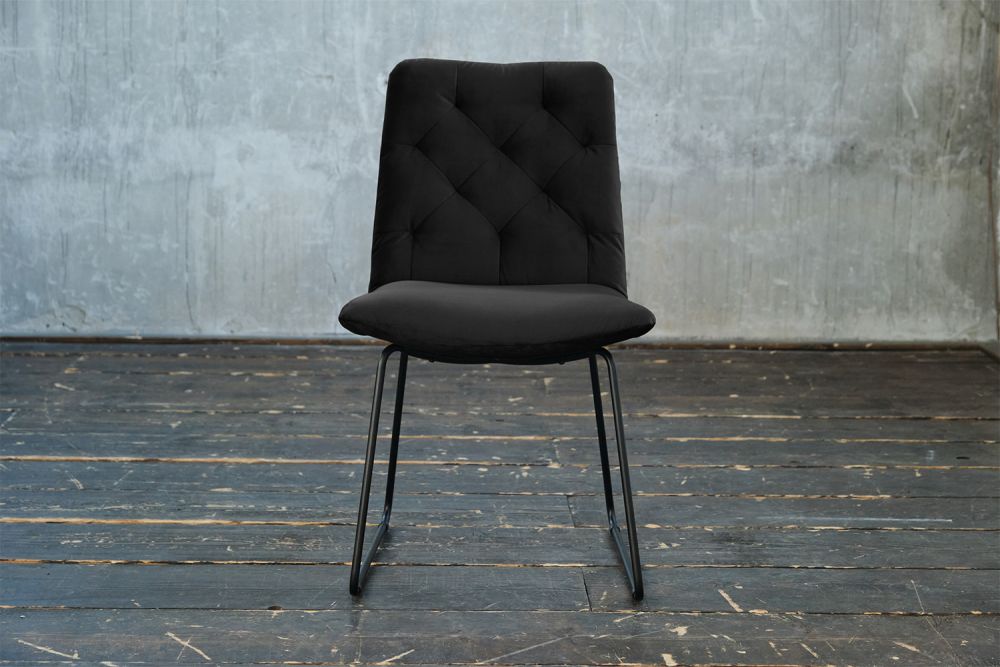Silla de comedor KAWOLA NEW CHARME Terciopelo negro