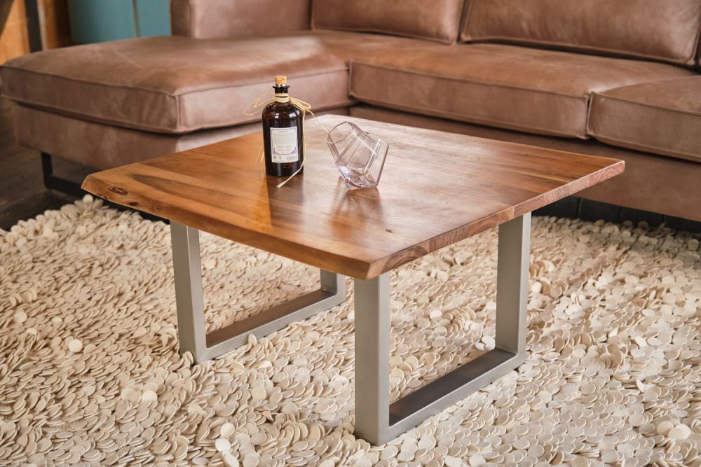 KAWOLA mesa de centro LORE 80x80cm maciza con borde de árbol pié plata