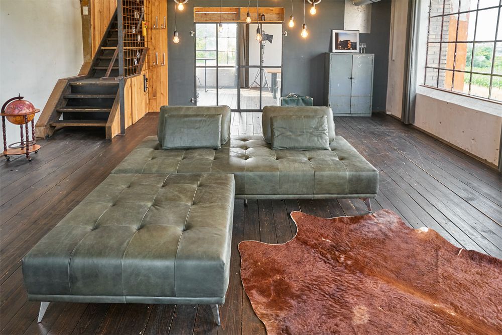 KAWOLA Sofá cama WIOLO con taburete de cuero verde musgo