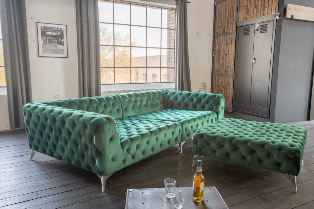 KAWOLA set Sofá extra ancho y otomana NARLA Chesterfield Terciopelo verde