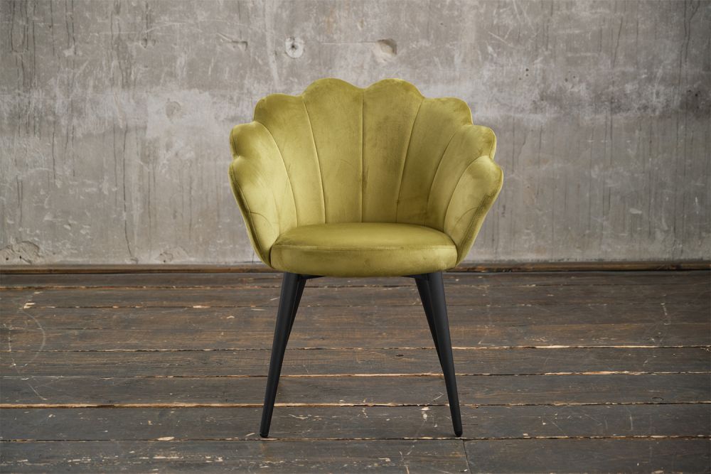Silla KAWOLA Silla de comedor CARLA Terciopelo verde pié negro