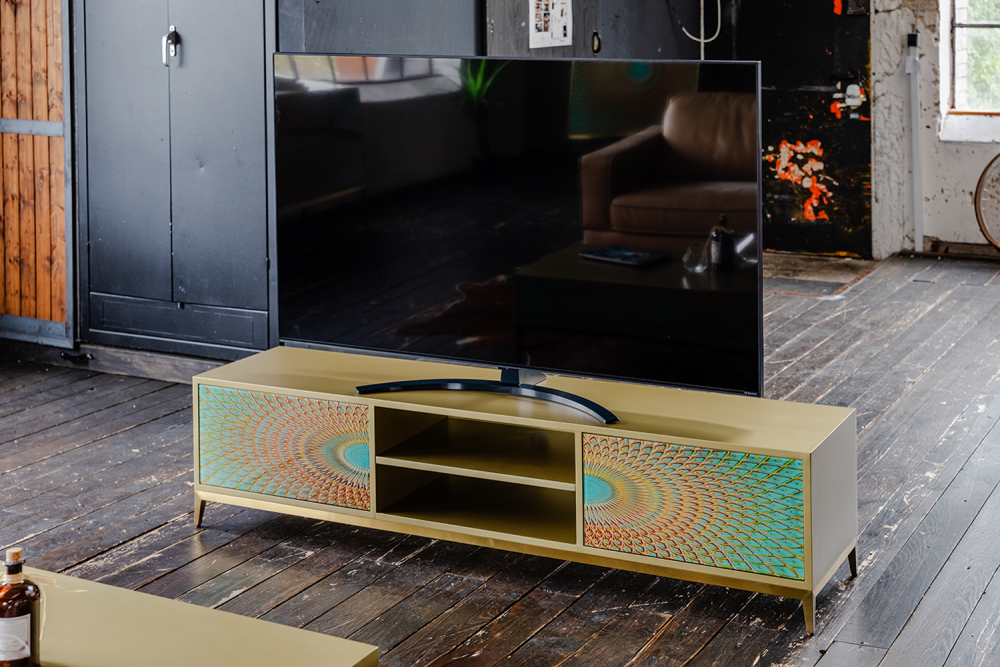 KAWOLA Mueble bajo LAGO Mueble TV 2 puertas 2 compartimentos cristal verde pié acero inoxidable color oro