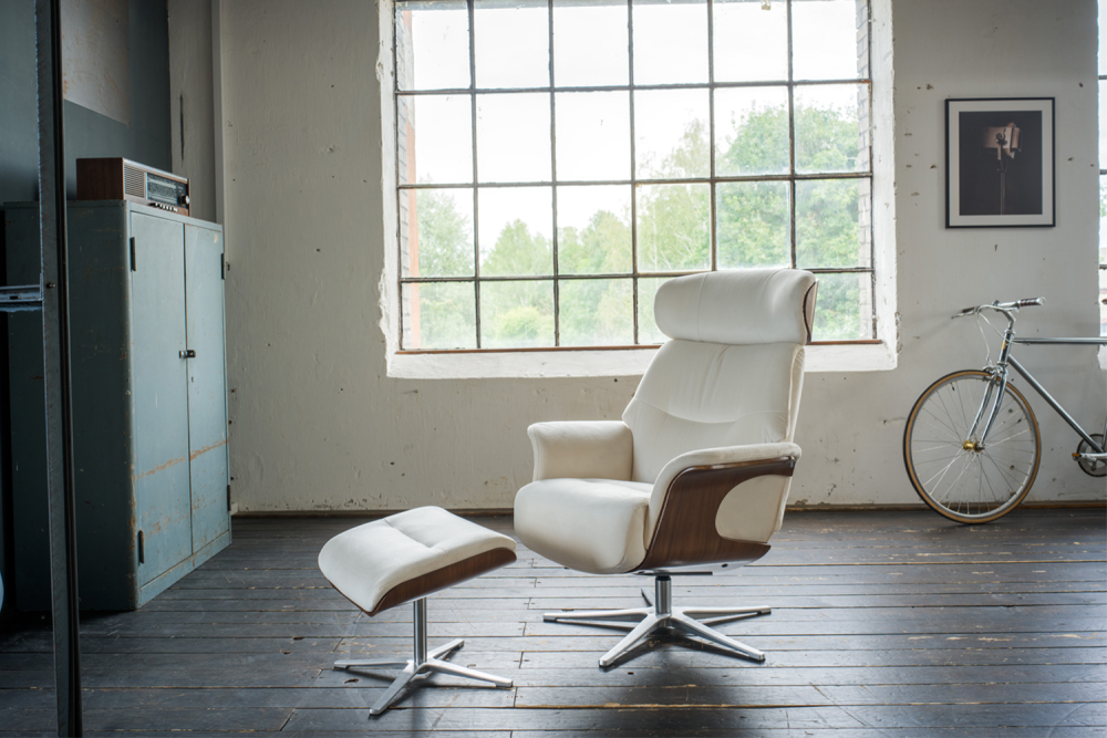 KAWOLA TOSAR sillón reclinable giratorio terciopelo crema blanco con puf