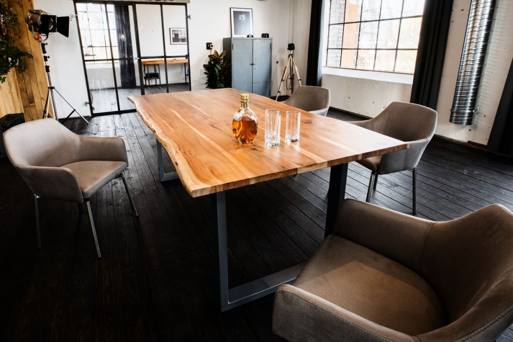 Juego de comedor KAWOLA con mesa de comedor borde de árbol y sillas LOUI microfibra gris claro