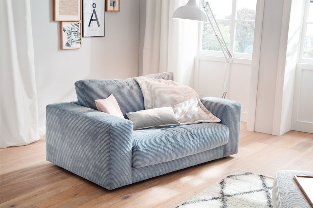 KAWOLA sillón doble MADELINE Loveseat Pana azul claro