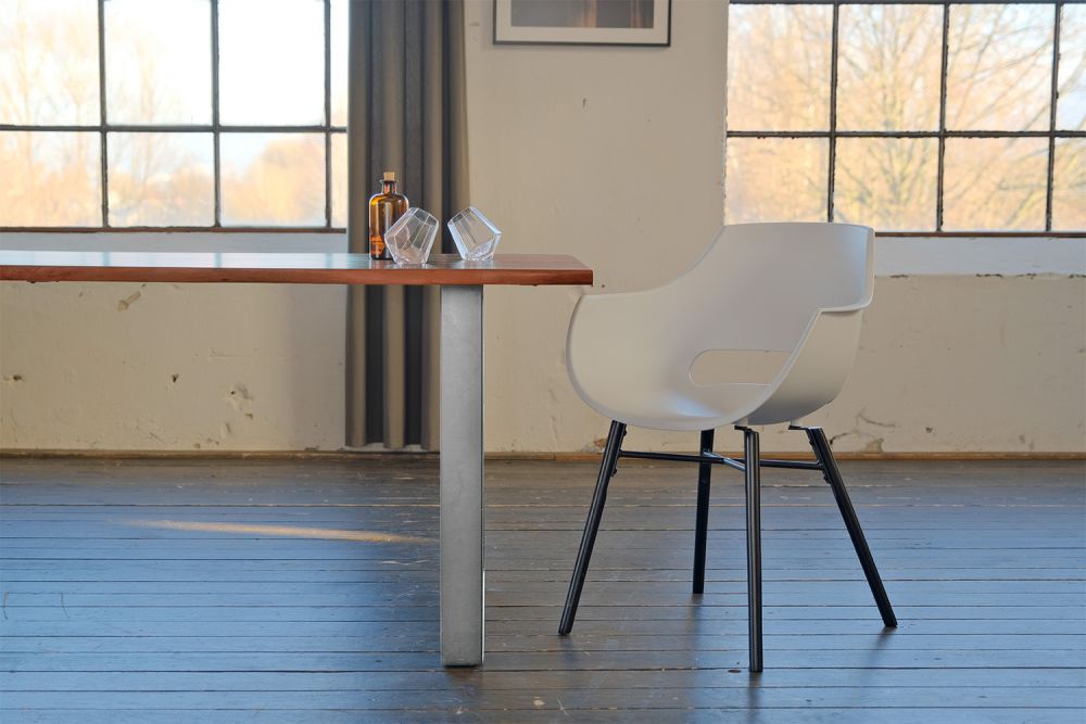 Juego de comedor KAWOLA con mesa de comedor borde de árbol y sillas ZAJA de plástico blanco