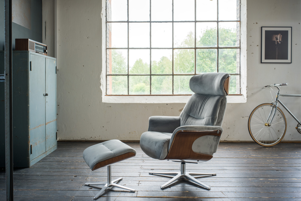 KAWOLA TOSAR sillón reclinable giratorio terciopelo gris piedra con puf