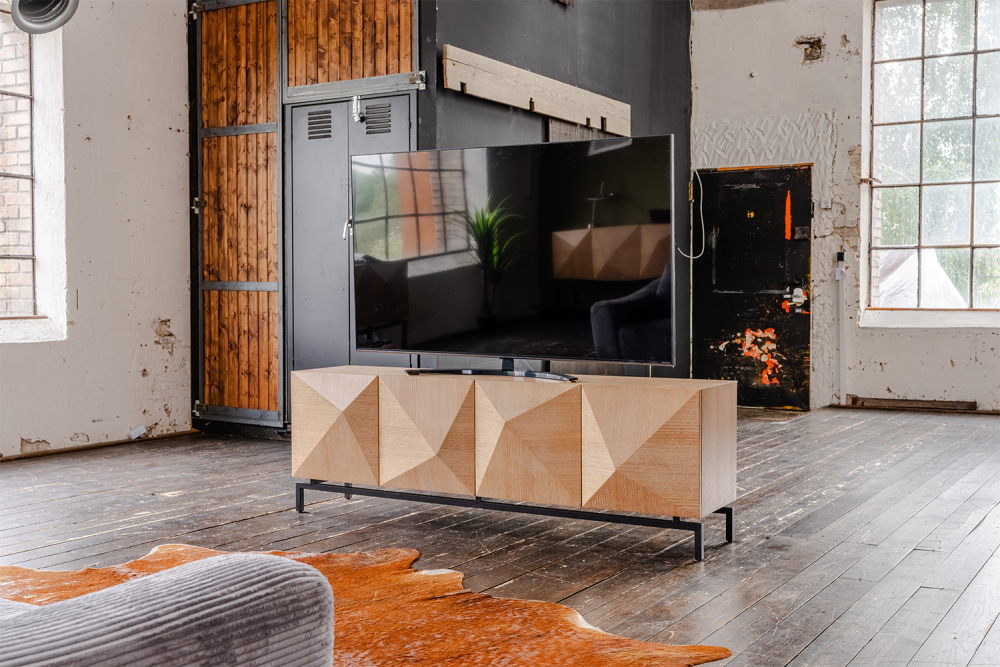 KAWOLA Mueble bajo ANJO Mueble TV 4 puertas chapado en roble marrón pié metal con recubrimiento de polvo negro