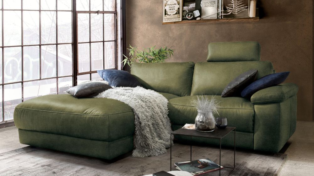 KAWOLA Sofá LOLA Sofá esquinero verde musgo con función relax motorizada varias fundas tapizados