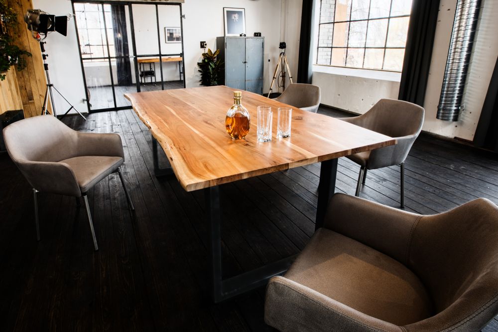 Mesa de comedor KAWOLA LORE maciza con borde de árbol Base color negro o plata
