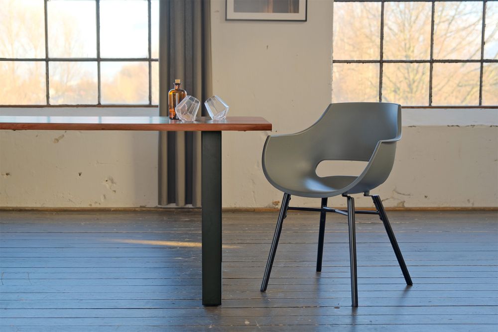 Juego de comedor KAWOLA con mesa de comedor borde de árbol y sillas ZAJA de plástico antracita