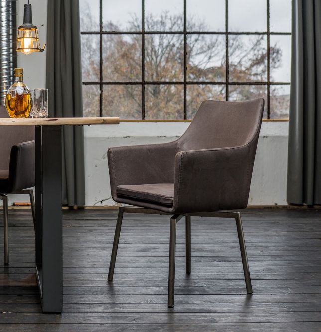 Juego de comedor KAWOLA con mesa de comedor borde de árbol color nogal y sillas CALI tela gris