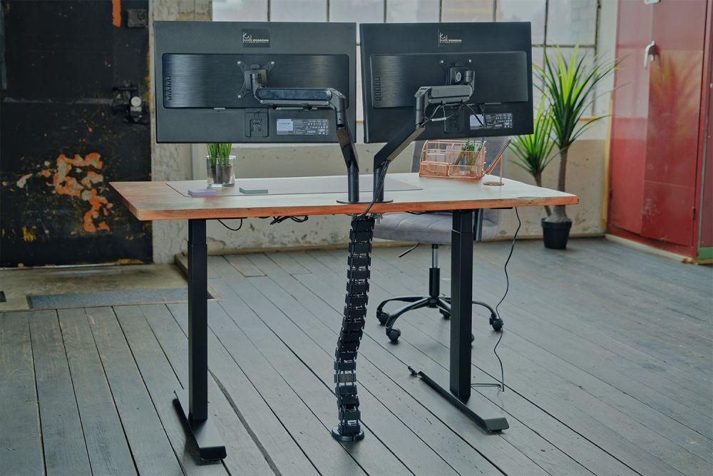 Escritorio KAWOLA LORA con soporte para monitor regulable eléctricamente en altura con borde de árbol color nogal macizo