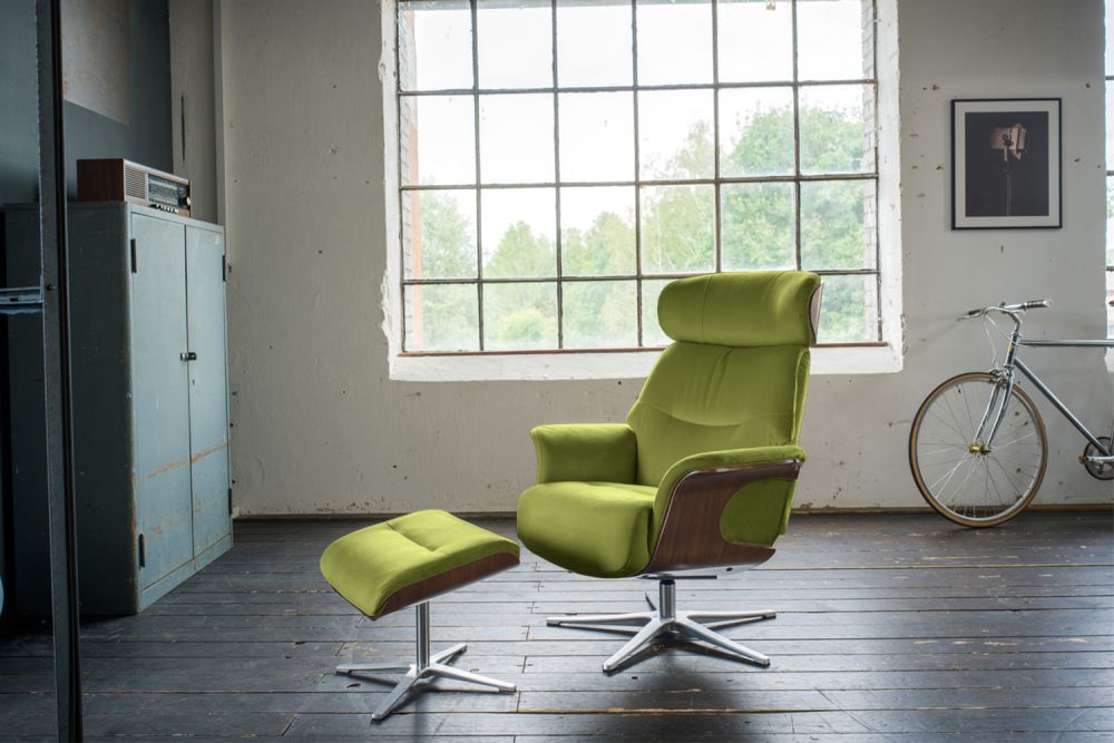 KAWOLA TOSAR sillón reclinable giratorio terciopelo verde con puf