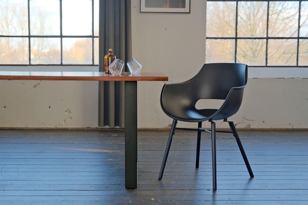 Juego de comedor KAWOLA con mesa de comedor borde de árbol y sillas ZAJA de plástico negro