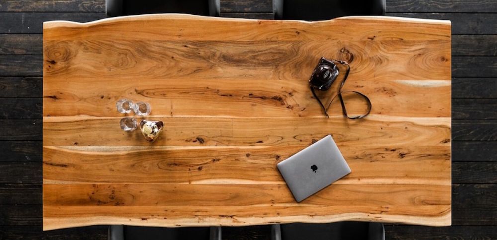 Juego de comedor KAWOLA con mesa de comedor borde de árbol y sillas ZAJA imitación cuero marrón oscuro